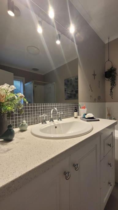 Quiet Family Retreat Getaway - Wildlife Park, Sovereign Hill, Kryall Castle And City At Your Door - Modern House, 8 Guests, 4 Bedrooms, 5 Beds - New South Wales Tourism  2
