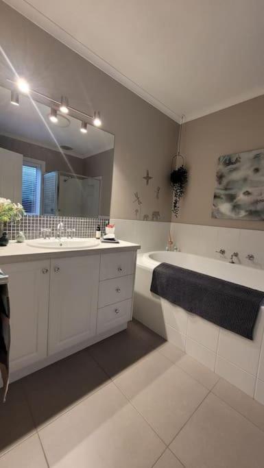 Quiet Family Retreat Getaway - Wildlife Park, Sovereign Hill, Kryall Castle And City At Your Door - Modern House, 8 Guests, 4 Bedrooms, 5 Beds - New South Wales Tourism  3