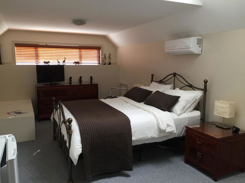 Atina Rocks Country Homestead - New South Wales Tourism  0