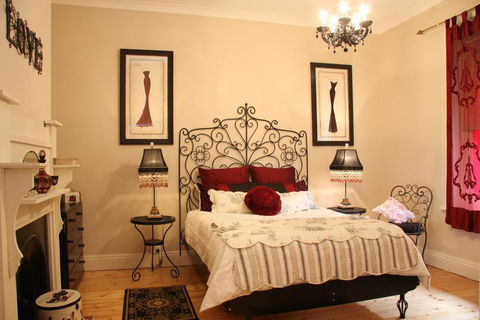 Azalea Cedar-Rose Barossa Valley Villa - New South Wales Tourism  0