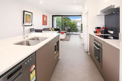 Back Of The Block Bulimba - Executive 3BR Bulimba Apartment With Leafy Outlook - New South Wales Tourism  2