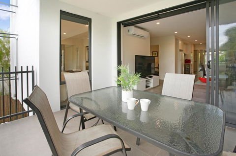 Back Of The Block Bulimba - Executive 3BR Bulimba Apartment With Leafy Outlook - New South Wales Tourism  3