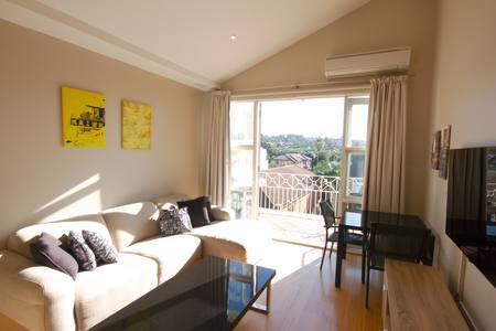 Beach Pad: Bondi Beach - New South Wales Tourism  0