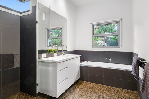 Beach Road Luxury With Ocean Views - New South Wales Tourism  1