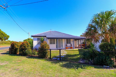 Beach Side Cottage At Blacksmiths - New South Wales Tourism  0