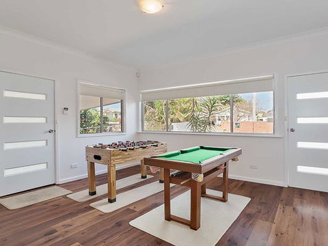 Beached Inn' 93 Foreshore Drive - Spacious Beach Front House - New South Wales Tourism  1
