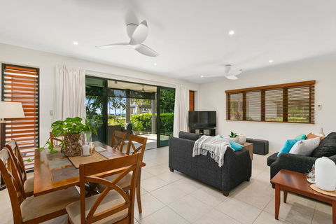 Beachfront Apartment With Ocean Views - New South Wales Tourism  2