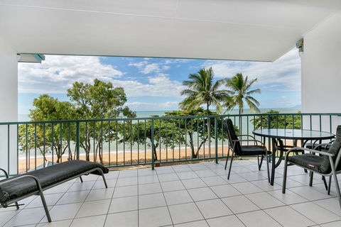 Beachfront Apartments On Trinity Beach - New South Wales Tourism  2