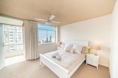 Beachfront Retro Apartment In Surfers Paradise - New South Wales Tourism  2