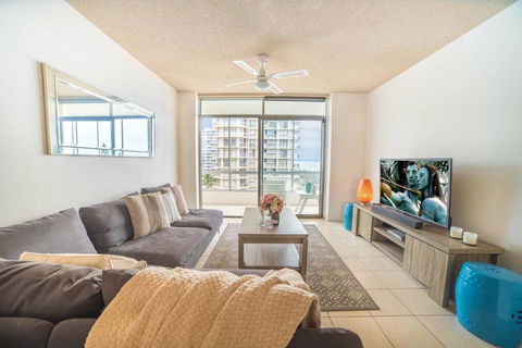 Beachfront Retro Apartment In Surfers Paradise - New South Wales Tourism  0