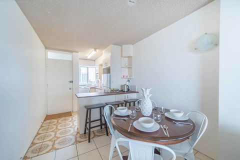 Beachfront Retro Apartment In Surfers Paradise - New South Wales Tourism  3