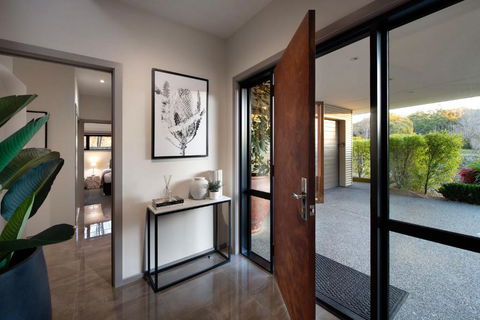 Retreat Lake Daylesford - Free Wifi - New South Wales Tourism  1