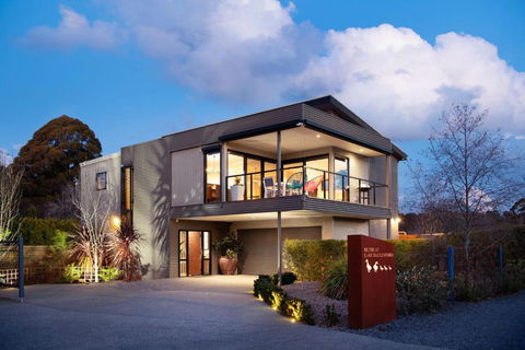 Retreat Lake Daylesford - Free Wifi - New South Wales Tourism  0