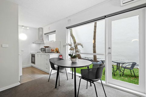 Refined 1-Bed Apartment With Garden Access - New South Wales Tourism  1