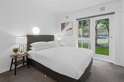 Refined 1-Bed Apartment With Garden Access - New South Wales Tourism  3