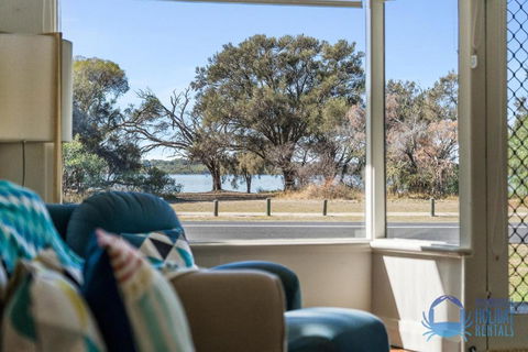 Relax At Dawesville Estuary - New South Wales Tourism  1