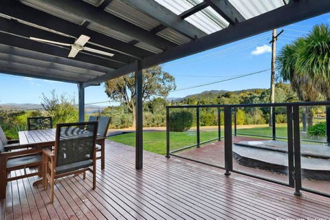 Relax In The Spa With Views Opposite Lake Eildon - New South Wales Tourism  3