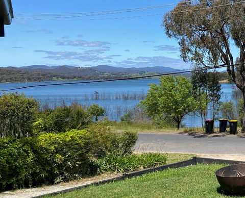Relax In The Spa With Views Opposite Lake Eildon - New South Wales Tourism  0