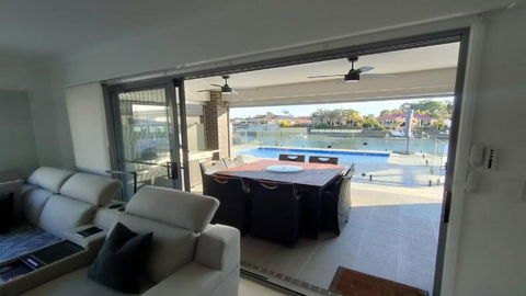 Relax Poolside By The Canal - New South Wales Tourism  0