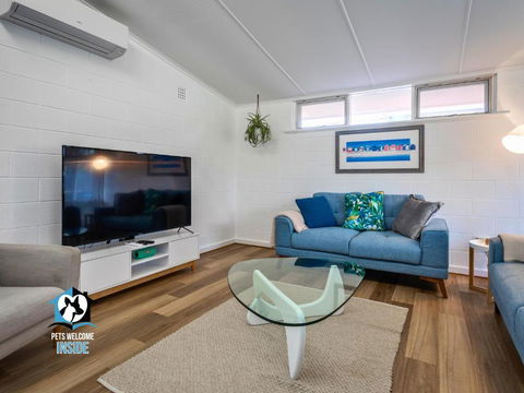 Renovated 3BR One Street To Beach - New South Wales Tourism  0
