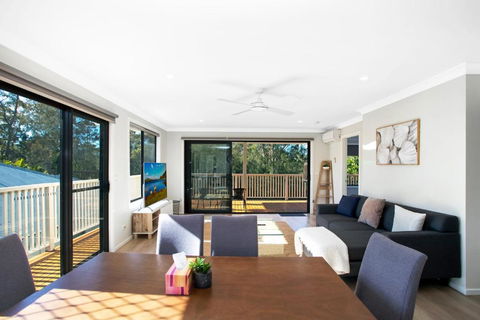 Renovated Coastal Getaway With Water Views - New South Wales Tourism  2