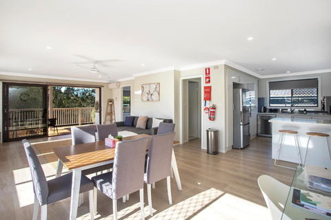 Renovated Coastal Getaway With Water Views - New South Wales Tourism  3