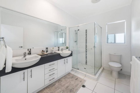 Retreat In The Heart Of Alex - 3BR Sleeps 11, Pool - New South Wales Tourism  2