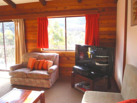 Retro 2 Bedroom Apartment - New South Wales Tourism  3