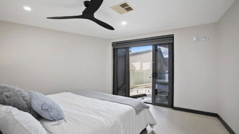 Riptides Booker Bay -Waterfront Apartment, Walk To Shops & Cafes - New South Wales Tourism  3