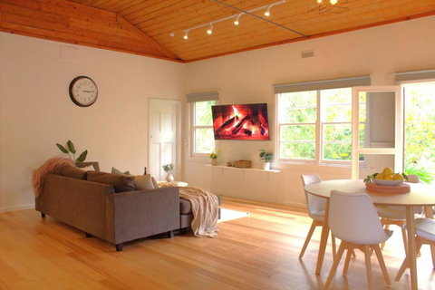 River Lea Cottage - New South Wales Tourism  1