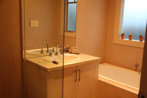 River Rock Cottage Centrally Located And Dog Friendly - New South Wales Tourism  3