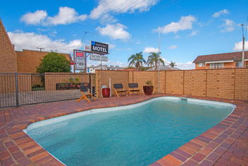 River Street Motel with New South Wales Tourism 