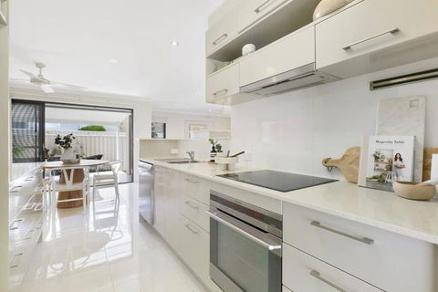 Riviera Road Miami - 4BRM Dual Villa - New South Wales Tourism  2