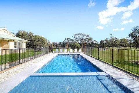 Roads End With Games Barn Ponies Alfresco Dining - New South Wales Tourism  1