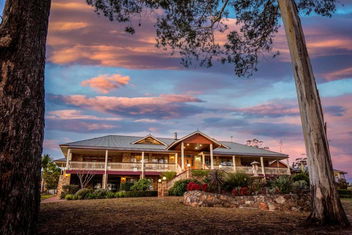 Robyn\'s Nest Lakeside Resort with New South Wales Tourism 