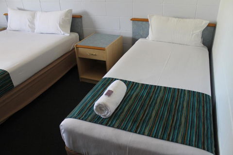 Rocky Glen Hotel Motel Gladstone - New South Wales Tourism  3