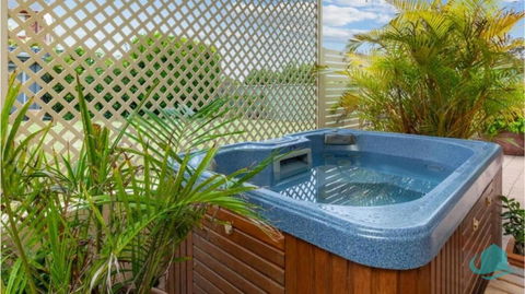 Rosies Retreat - 300m To The Sandy Shores Of Caves Beach - New South Wales Tourism  0