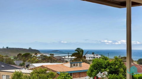 Rosies Retreat - 300m To The Sandy Shores Of Caves Beach - New South Wales Tourism  1