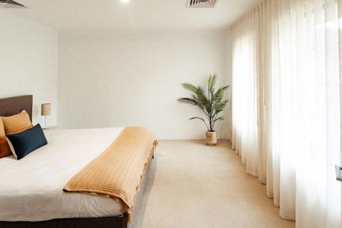 Salhus - Sleep In King Beds & Easy Walk To Town - New South Wales Tourism  3