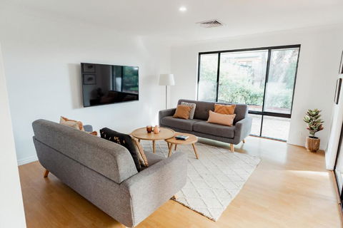 Salhus - Sleep In King Beds & Easy Walk To Town - New South Wales Tourism  1