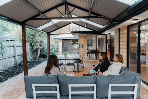 Salhus - Sleep In King Beds & Easy Walk To Town - New South Wales Tourism  0