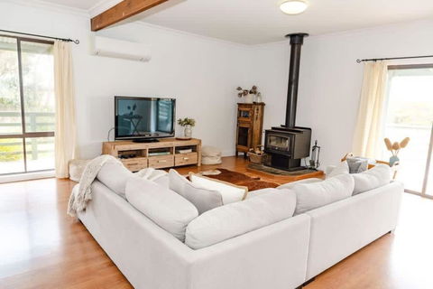 Salt Bush Cottage Peterborough - New South Wales Tourism  0
