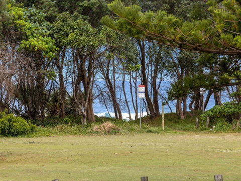 Salty Kisses On Marine Parade - New South Wales Tourism  1