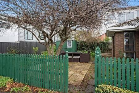 Sandy Bay Cozy Cottage Close To CBD - New South Wales Tourism  3