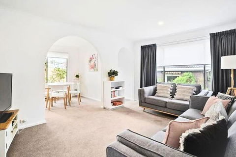 Sandy Bay Cozy Cottage Close To CBD - New South Wales Tourism  0
