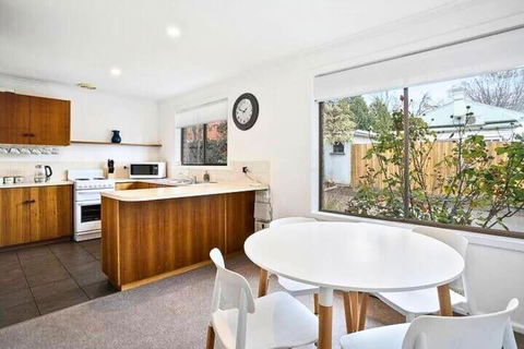 Sandy Bay Cozy Cottage Close To CBD - New South Wales Tourism  1