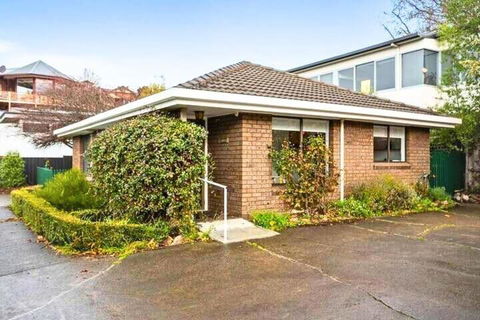 Sandy Bay Cozy Cottage Close To CBD - New South Wales Tourism  2