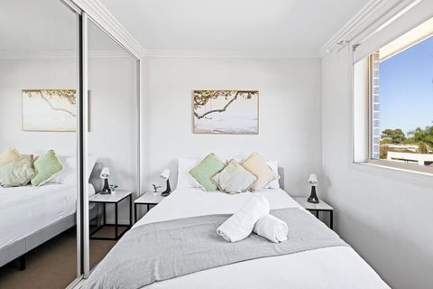 Serene Double Room In Revesby - Mins To Eateries & Shops - Shared Bathroom - New South Wales Tourism  1