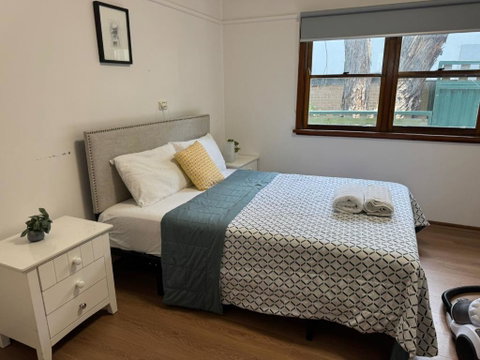 Spacious 2 Bedroom Family House In Seven Hills - Free Parking - New South Wales Tourism  0