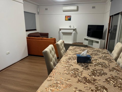 Spacious 2 Bedroom Family House In Seven Hills - Free Parking - New South Wales Tourism  2